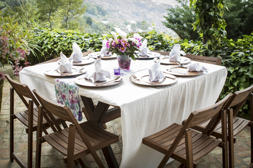 table-pleine-assiettes-vase-fleurs-beau-balcon-vue-imprenable